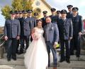 Bild: fvo
Belinda Hammer und Christian Lang feiern Hochzeit. Die Kollegen der Waidhauser Bundespolizei gratulieren.