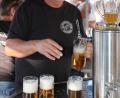 Bild: kro
Bürgermeister Bernd Sommer informierte bei der Bürgerfest-Abschlussbesprechung auch über die abgegebenen Erlöse. Der Motorradclub Waldsassen - hier im Bild Raimund Pritzl am Zapfhahn- konnte stattliche 681 Euro an die Stadt überweisen.