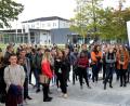 Bild: Stephan Huber
Sammeln auf dem Campus. Nach der Begrüßung werden die Erstsemester von ihren erfahrenen Kommilitonen durch die OTH und ihren Fachbereich geführt. Hier sammeln sich gerade die Medientechniker.
