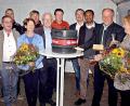 Bild: zer
Das 30-Liter-Fass zapft Bürgermeister Michael Bauer mit zwei Schlägen an. Die neue Wirtin Manuela Scheidler (rechts) freut sich über Blumen.