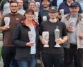 Bild: krs
Fabian Kosub vom Team Wuaschba I (vorne, Mitte) präsentiert den Sieger- und Wanderpokal. Mit im Bild Vorsitzender Stefan Hagn (hinten links) und Bürgermeister Konrad Kiener (hinten rechts).