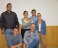 Bild: zim
Mit einem speziellen Regiestuhl überraschte die Festspiel-Führung mit (von links) Stefan Eiser, Nico Thein, Bianca Reil, Sandro Bauer und Anna Waldherr den langjährigen Regisseur Michael Eckl.