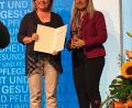 Bild: exb
Die bayerische Gesundheitsministerin Melanie Huml (rechts) hat Kornelia Schmid für ihren Einsatz rund um das Thema Pflege ausgezeichnet.