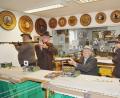 Bild: mmj
In Tracht, mit Hut und Büchsen älterer Bauart - das war die Vorgabe zur Teilnahme am 1. Zimmerstutzenschießen im Schützenstadl der 1893er-Schützen. Auch OSB-Präsident Franz Brunner (Zweiter von links) war in Schönsee dabei.