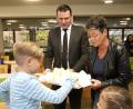 Bild: Hirsch
Annette Erös und Landrat Thomas Ebeling verteilten an die Kinder der Kreuzbergschule Fingerfood aus fairem Handel.