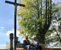 Bild: cr
Äußerst zufrieden zeigen sich die beiden Bürgermeister der Nachbargemeinden über das Ergebnis der Renovierungsarbeiten. Der Schaft der 12. Granitsäule wurde von Unbekannten besprüht, die aufwändige Sanierung kostete allein 300 Euro.