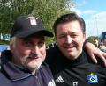 Bild: exb
Willi Kilian nutzt am Rande des Abschlusstrainings die Gelegenheit zu einem Plausch mit HSV-Trainer Christian Titz (rechts).