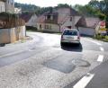 Bild: Stephan Huber
Wenn sich in der Kurve der Ortsdurchfahrt Pursruck Fahrzeuge begegnen wird es sehr eng: Wie die Engstelle allerdings beim Ausbau der AS18 gelöst werden kann, gestaltet sich schwieriger als gedacht.