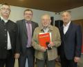 Bild: Hirsch
Bezirksvorsitzender Christian Lang (rechts),, sein Stellvertreter Manfred Götz (links) und Regionalleiter Karl Bauer (Zweiter von links) ehrten Konrad Meierhofer (Zweiter von rechts) aus Fensterbach für 60-jährige Mitgliedschaft bei der Industriegewerkschaft BAU.