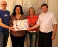 Bild: sck
Das Fotobuch hält Eindrücke des Kindergarten-Projekts fest. Von links Konstantin Lindner, Dekanatsratsvorsitzende Sonja Schwemmer, Schriftführerin Regina Schrembs und Dekan Pater Markus Flasinski.