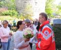 Bild: exb
BRK Bereitschaftsleiter Rüdiger Ubrig (rechts) gratuliert Franziska Ascherl und Michael Bablitschky zur Hochzeit.
 