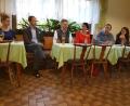 Bild: hzi
Ernste Mienen beim politischen Dämmerschoppen der Wählergemeinschaft Heinersreuth: MdB Albert Rupprecht, MdL Tobias Reiß und Landtagslistenkandidatin Tanja Renner diskutieren mit Marktgemeinderat Rudi Stopfer (Zweiter bis Fünfter von links) und den Zuhörern Bürgerthemen und die aktuelle politische Lage.