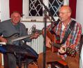 Bild: sön
Bei gutem Wein, Obatzen und anderen Leckereien genießen die Gäste zur Musik von Jürgen Zach (rechts) und Georg Roidl die einzigartige Atmosphäre in den Klostermauern.