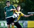 Bild: Büttner, Gerhard
Der Kulmainer Benedikt Weger (rechts) versucht, dem Wernberger Andreas Lorenz den Ball wegzuspitzeln. Bezirksliga-Spitzenreiter FC Wernberg nahm die Hürde in Kulmain mit einem 2:1-Sieg.