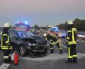 Bild: dob
Die tiefstehende Sonne war nach Angaben des Unfallverursachers schuld an dem schweren Verkehrsunfall auf der Autobahn. Mit voller Wucht krachte der VW in den Skoda. Die 56-jährige tschechische Staatsbürgerin wurde dabei lebensgefährlich verletzt. Zwei LKW-Fahrer leisteten professionelle Hilfe und bewahrten sie vor dem Erstickungstod.