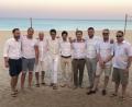 Bild: Uschald
Mit neun Mitgliedern, hier am Strand weiß gekleidet für die „Weiße Nacht“ anlässlich des 69er-Nummerntreffens, und fünf Partnerinnen stellte Round Table 69 Amberg die größte Abordnung beim Euromeeting in Saint Tropez. Rechts Delegationsleiter Vizepräsident Dr. Michael Rogenhofer, Vierter von rechts der International Relations Officer, sozusagen der Außenministers des Clubs, Martin Asmus.