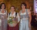 Bild: bnr
Staatsministerin a.D. Emilia Müller (Mitte) ist Schirmfrau des Jubiläums 70 Jahre Landfrauen. Für ihren beeindruckenden Festvortrag bedankten sich die Kreisbäuerin Sabine Schindler (links) und ihre Schwester Cornelia Hagmeier (rechts).