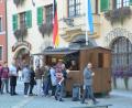 Bild: dob
An der Grillbude am Rathaus kamen die Kunden nach dem Einkauf gleich vorbei, um sich eine Bratwurst oder anderes Leckeres vom Grill schmecken zu lassen.