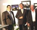Bild: Hirsch
Bürgermeister Thomas Falter, Regierungspräsident Axel Bartelt und die Fotografen Gerhard Götz und Konrad Jäger (von links) eröffneten die Fotoausstellung im Foyer der Wackersdorfer Sporthalle.