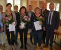 Bild: jr
Ehrungen langjähriger Mitarbeiter und die Verabschiedung von Anneliese Stegert standen jetzt bei der VG Mitterteich an. Unser Bild zeigt (von links) Alfred Mayerhofer, Geschäftsleiter Klaus Schüssler, Ursula Ockl, Personalratsvorsitzenden Christian Pößl, Anneliese Stegert, Bauamtsleiter Thomas Grillmeier, Heidi Rosner sowie die Bürgermeister Johann Burger und Roland Grillmeier.