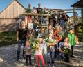 Bild: tkr
Stolz präsentieren die Nachwuchsgartler, zusammen mit dem Vorsitzenden Erich Juraske (links im Bild), ihr gezüchtetes Spitzkraut.