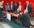 Bild: sön
Am Stand der Umweltstation des Klosters ließen sich von deren Leiterin Melanie Hahn (links) und Verwaltungsleiter Jürgen Zach (im Boot sitzend) Klosterdirektor Pater Christian Liebenstein, Bürgermeister Markus Dollacker (über den Tisch gebeugt), Barbara Hernes, Projektleiterin Seniorenmosaik, Isabel Lautenschlager, Geschäftsführerin Naturpark Hirschwald, Schirmherr Manfred Lehner, SPD-Kreisvorsitzender Uwe Bergmann und Bezirksrat Richard Gaßner (von rechts) informieren.