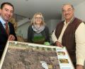 Bild: Hirsch
Markt-Sprecher Hubert Piehler, stellvertretende Kreisbäuerin Michaela Pronath und BBV-Geschäftsführer Josef Wittmann (von links) wollen beim Bauernmarkt am Wochenende im Sportpark Schwarzenfeld den "Ackerboden" thematisieren.