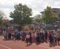 Bild: jpl
Bevor es an die einzelnen Stationen ging, versammelten sich alle Schülerinnen und Schüler mit ihren Lehrkräften, der Schulleitung sowie den Vertretern des Schulverbandes zur Begrüßung auf dem Allwetterplatz.