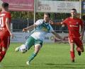 Bild: gb
Der SV Mitterteich feierte am Samstag einen glanzlosen 1:0-Erfolg gegen den Baiersdorfer SV. Hier klärt SVM-Abwehrspieler Martin Bächer (grünes Trikot) vor Marco Joachim (links), rechts der Baiersdorfer Kenan Ramic.