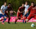 Bild: ham
Bastian Lobinger (rechts) verschießt einen Elfmeter. Die SpVgg Pfreimd verlor gegen den TSV Bad Abbach zu Hause mit 2:4.