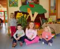 Bild: hl
Die Buben und Mädchen des Kindergartens haben einen Erntedanktisch gestaltet.