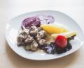 Bild: Lukast Meister
Zum Pfefferpotthast werden traditionell Salzkartoffeln und Gewürzgurken gereicht. Es passt aber auch Rote Beete.