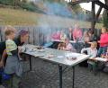 Bild: pi
Maria Frischholz und Judith Götz (Zweite und Dritte von links) experimentieren mit den Kindern und freuen sich über deren Begeisterung.