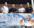 Bild: rn
Bernd Hofmann (Zweiter von links) vom „VW-Team Oberpfalz 92“ übergibt den Stab an Tobias Lehl (links) und Thomas Mikolei vom SCE sowie Martin Danzer von der Stadtkapelle (von rechts): Ab sofort richten die beiden Vereine das Oktoberfest aus.