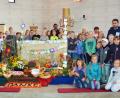 Bild: ü
Stolz auf ihr Werk: Die Buben und Mädchen der Grundschulklassen 3 und 3/4 übernehmen heuer das Schmücken des Altars in der Pfarrkirche zum Erntedankfest.