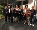 Bild: Kunz
Die Gäste der CSU stoßen mit einem Glas Wein an.