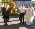 Bild: mad
Mitglieder des Pfarrdienstes trugen die Erntekrone in die Pfarrkirche, wo Pfarrrer Markus Urban den Familiengottesdienst zelebrierte.