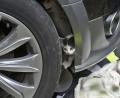 Bild: Feuerwehr München
Eine junge Katze klettert mit Hilfe der Feuerwehr aus dem Motorraum eines Autos.