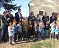 Bild: kro
Staatsminister Georg Eisenreich (Dritter von links) ließ sich vom Gesang der Kinder ebenso mitreißen wie Landtagsabgeordneter Tobias Reiß (links) und Bürgermeister Josef Schmidkonz (Zweiter von links).