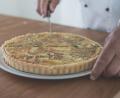 Bild: Lukas Meister
Die Quiche schmeckt nicht nur an warmen Tagen mit einem Salat an ihrer Seite als raffiniertes und leichtes Mittag- oder Abendessen.