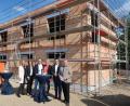 Bild: Hirsch
In der Maximilianstraße in Fronberg bauen Diane und Norbert von Breidbach ein Bürogebäude. Vertreter der Stadt kamen am Montag zur Besichtigung.
