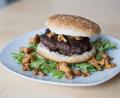 Bild: Lukas Meister
Köstlich vereint: Fastfood und edles Rehfleisch ergeben einen etwas anderen Burger.