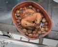 Bild: Gabriele Schönberger
Nach gut einer Stunde kommt die knusprige Maispoularde mit Champignons aus dem Backofen.