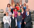 Bild: agr
Auch Schwester Eremberta (vorne, Zweite von links) und Schwester Herefriedes (vorne, rechts), die ehemaligen Lehrkräfte des Jahrgangs 1981/83, waren zum Klassentreffen gekommen.