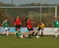 Bild: Linke
Kein Durchkommen gab es für die Vilspanther beim Heimspiel gegen den FC Schweinfurt 05. Im Bild die Theuerner Stürmerinnen Eva Kölbel und Miriam Geitner (in den roten Trikots von links) vor der Abwehr der Schweinfurter (von links) Serafina Fritzmann, Chiara Warmuth, Torfrau Lina Popp und Janina Rebhan .