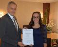 Bild: jr
Ihre erste Trauung am Samstag als neue Leiterin des Mitterteicher Standesamtes hatte Luisa Kamm. Kurz zuvor erhielt sie von Bürgermeister Roland Grillmeier ihre Bestellungsurkunde.
