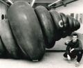 Bild: Reiner Fröhlich
Wilhelm Koch mit einer Schlauchplastiken bei einer Ausstellung im Jahr 1986 in der Alten Feuerwache.