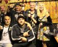Bild: Dagmar Williamson
Mini, Mich, die Brit-Punk-Legende TV Smith und seine Ehefrau (hinten von links), Dübel und Muße (vorne, von links): Vor dem Konzert ist nach dem Soundcheck; da geht noch ein gemütöiches Flaschenbier.