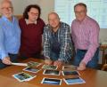 Bild: jr
Die vierköpfige Jury (von links) mit Architekt Joachim Schmitz-Klopf, Maria-Magdalena Stöckert, Stefan Weiß und Bürgermeister Max Bindl. Sie bewerteten die 177 eingesandten Bilder, die die Marktgemeinde in ihrem schönsten Licht zeigen.