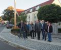Bild: gz
Am Tillyplatz stellt Marktrat Wolfgang Voit (Dritter von rechts) dem CSU-Landtagskandidaten Stephan Oetzinger (Vierter von rechts) und Bezirkstagskandidatin Andrea Lang (Vierte von links) die Umgestaltung vor.